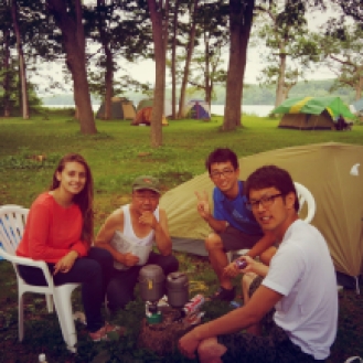 Desayuno con nuevos amigos, viajeros y gente local, en el camping del lago Onuma (Hokkaido, Japón).