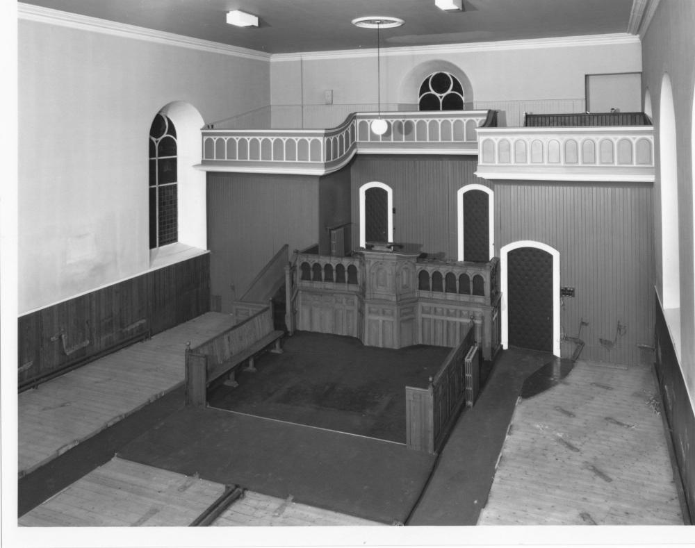 Interior de la iglesia antes de convertirse en la librería Leakey's